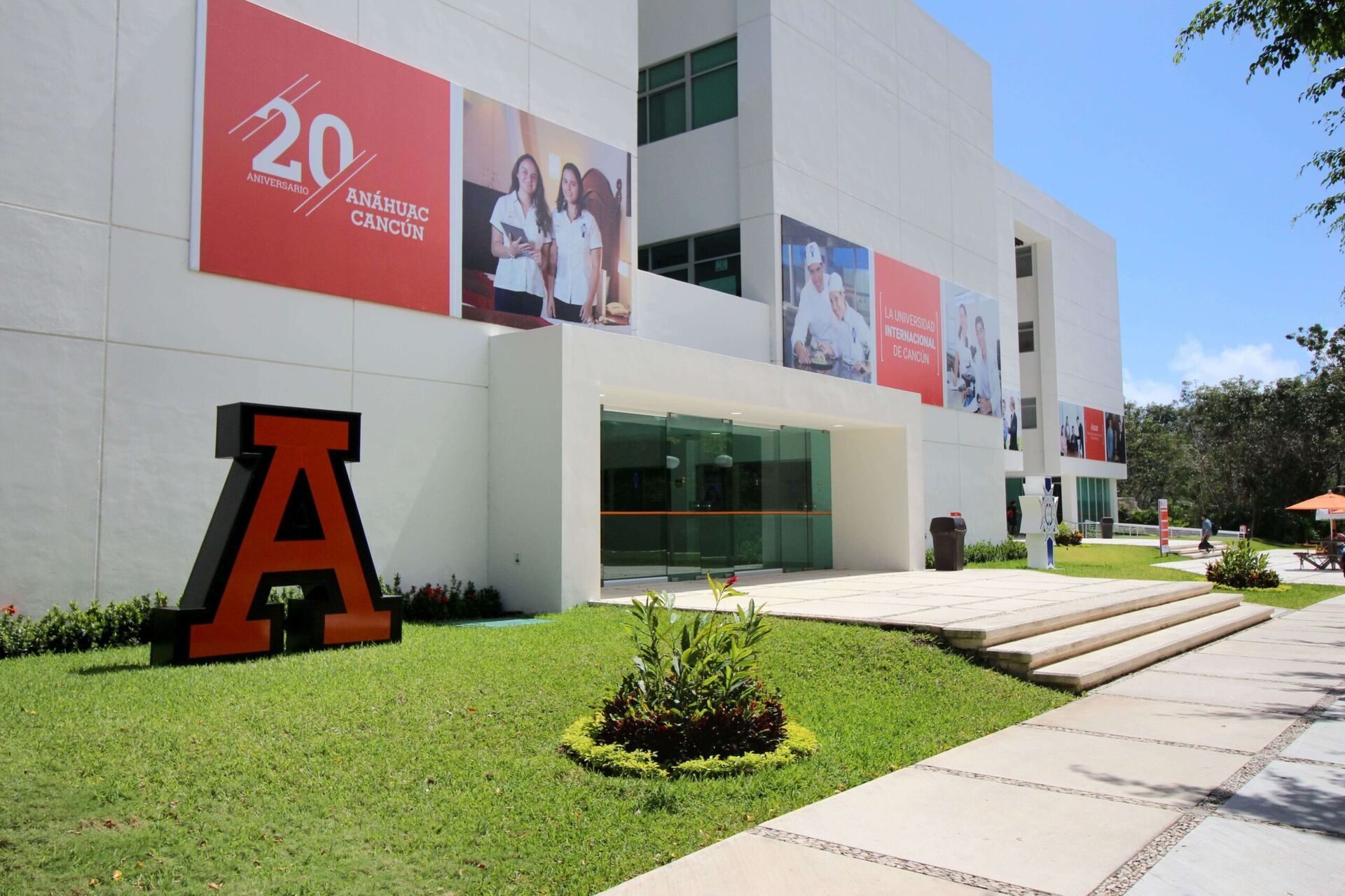 Campus de la Universidad Anáhuac Cancún, donde Hector De Castro imparte clases a estudiantes de maestría en alianza con Regenera Luxury