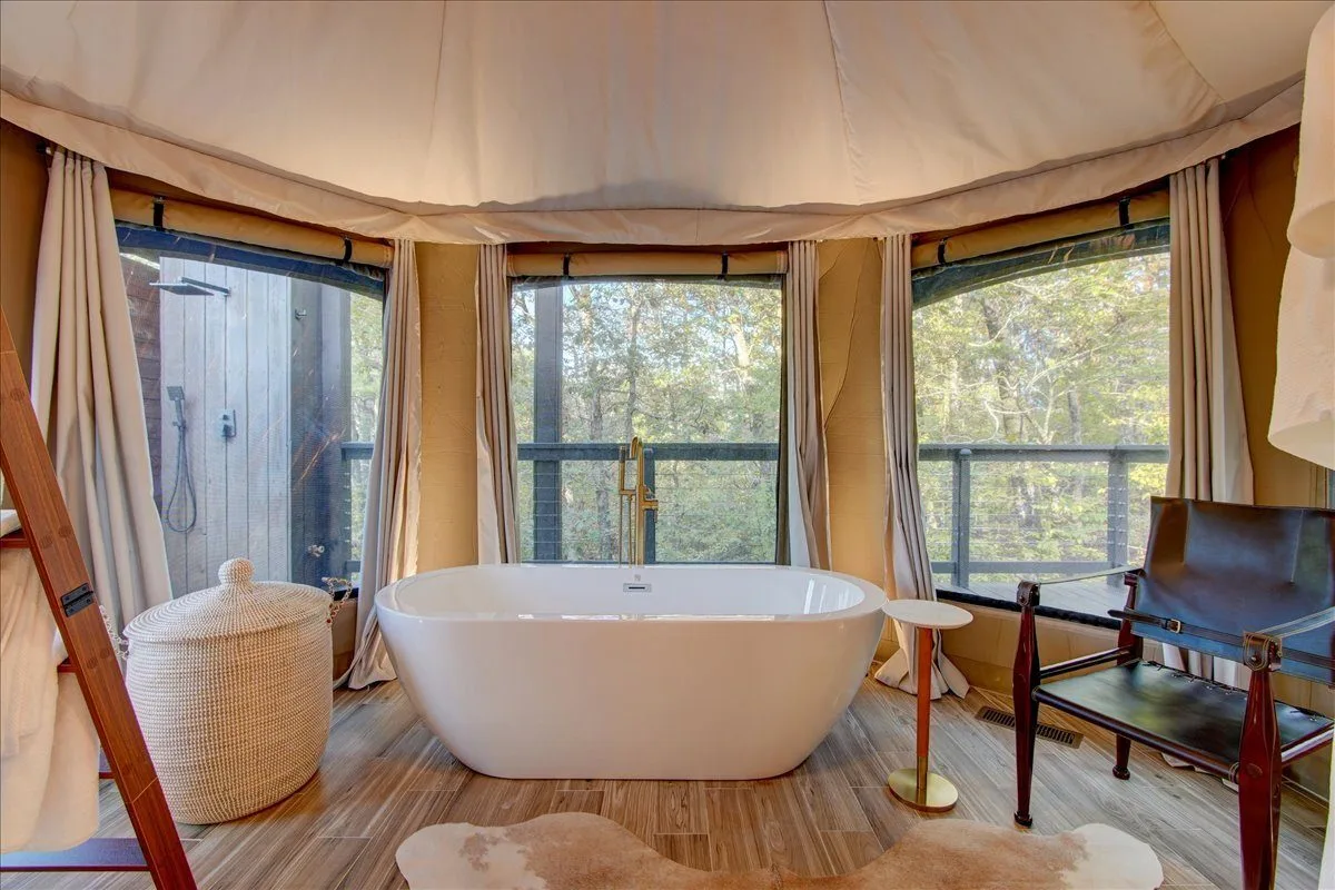 Freestanding bath beneath the canopy