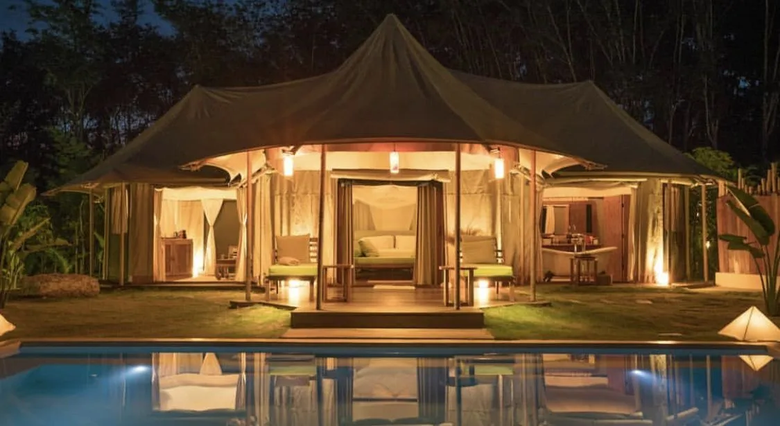 Villa con tienda de lujo y piscina al atardecer — Exclusive Tents