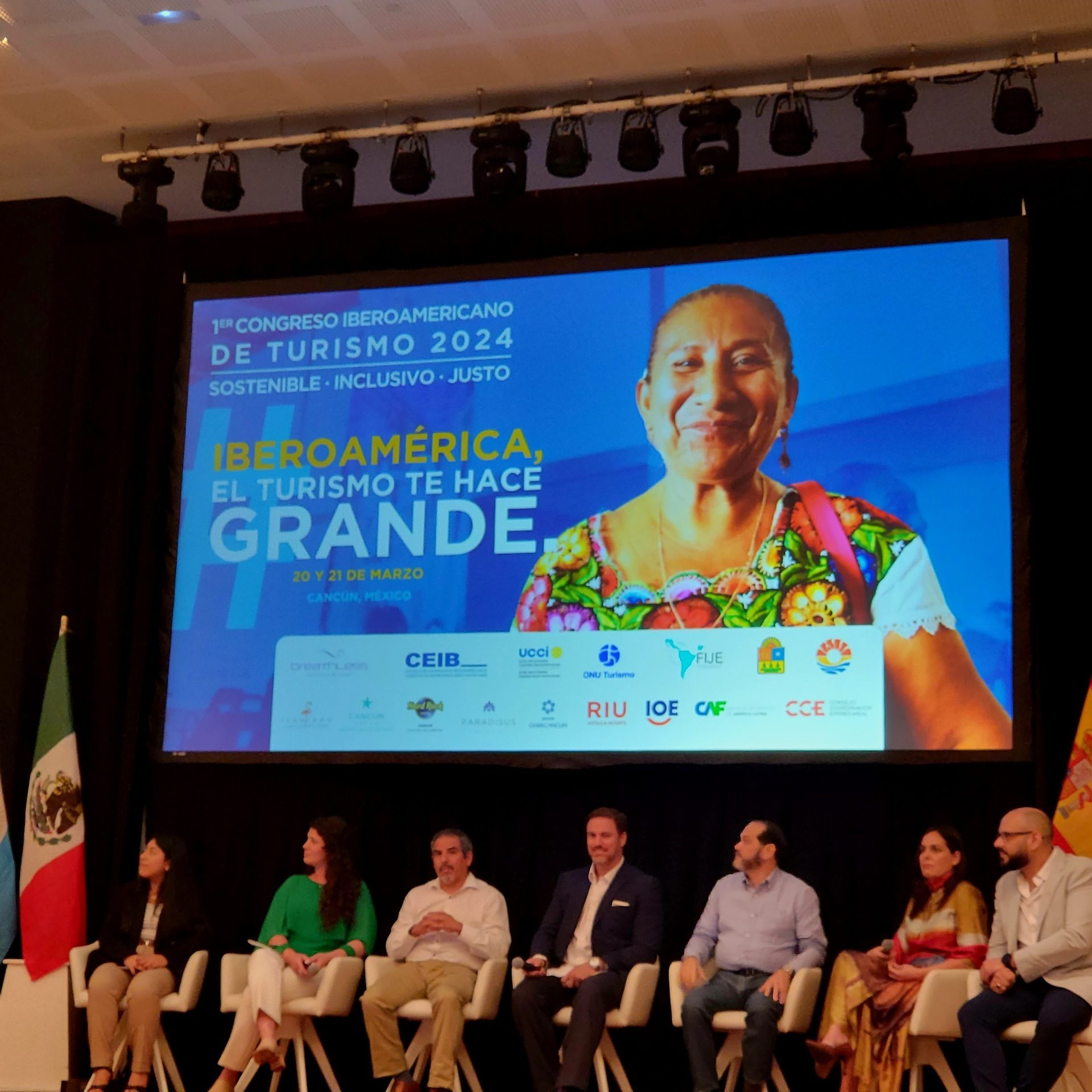 Regenera Luxury apoyando a estudiantes y jóvenes profesionales en la Cumbre Iberoamericana de Turismo Sostenible, Cancún 2024
