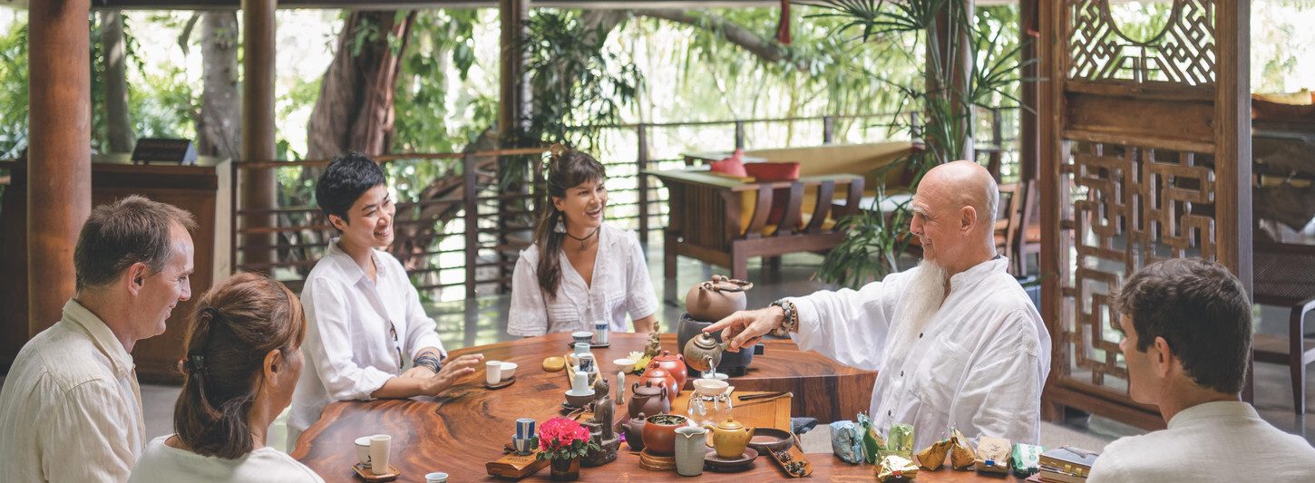 Huéspedes compartiendo una ceremonia del té en un retiro de bienestar