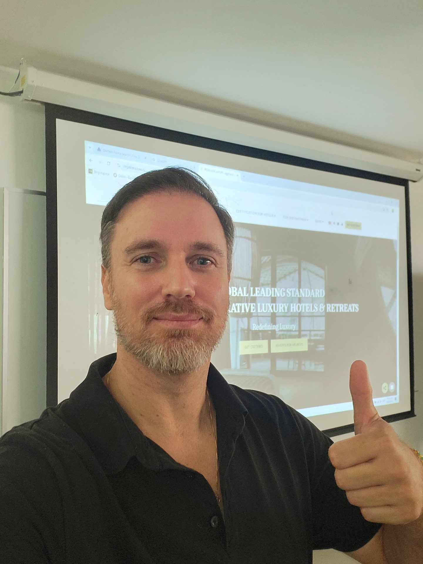 Héctor de Castro in class at Universidad Anáhuac Cancún