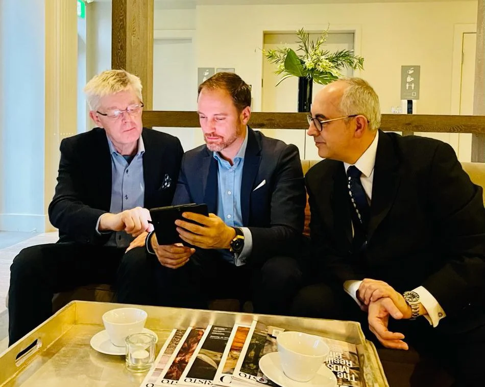Andrew Gibson and Jose Antonio Saez in a working session with Hector De Castro